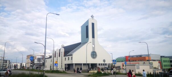 Współczesny kościół zwieńczony krzyżem